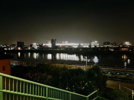 夜の電車と川 夜の電車と川の写真