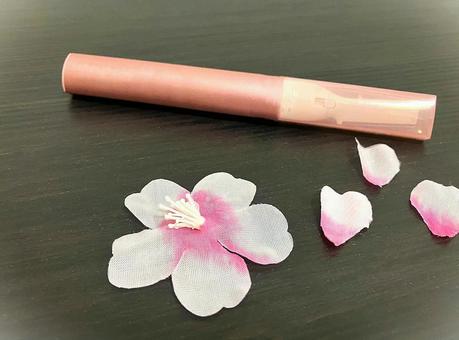 花と一緒に並んだ電動シェーバー 花と一緒に並んだ電動シェーバー 女性用シェーバー,電動シェーバー,ムダ毛ケアの写真素材