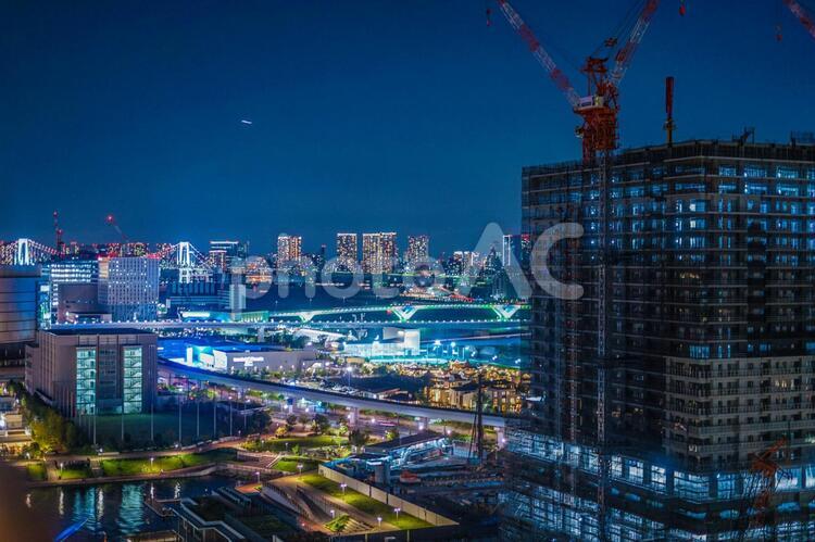 建設中のマンションと夜景（豊洲） 建設中,アンダーコンストラクション,豊洲の写真素材