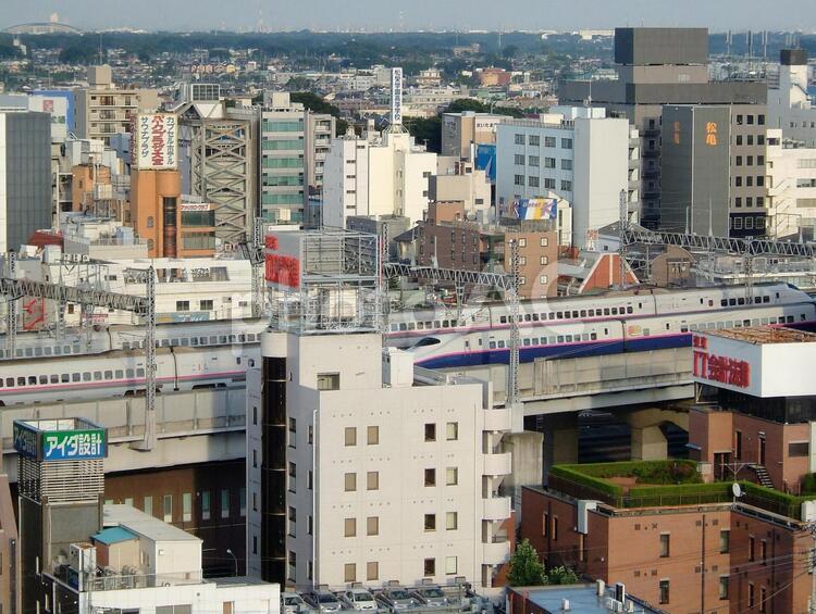 大宮の街並み＆新幹線 新幹線,街並み,ビルの写真素材
