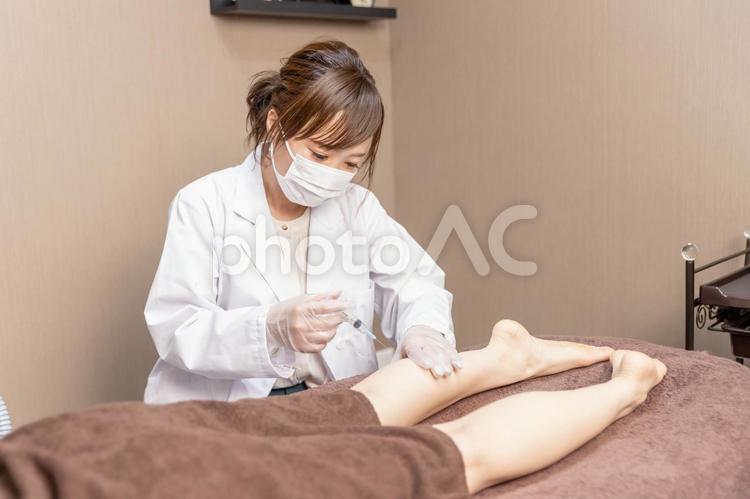 美容外科で施術を受ける女性（脂肪溶解注射・ボトックス） 脂肪溶解注射,ボトックス,注射の写真素材