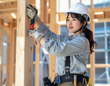 家を建築中の若い女性大工 家を建築中の若い女性大工の写真
