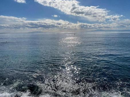 輝く海面:太陽の光と波 輝く海面:太陽の光と波の写真