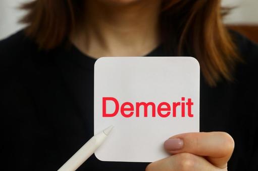 メモを持つ女性 Demeritイメージ メモを持つ女性 Demeritイメージ デメリット,demerit,ビジネスの写真素材