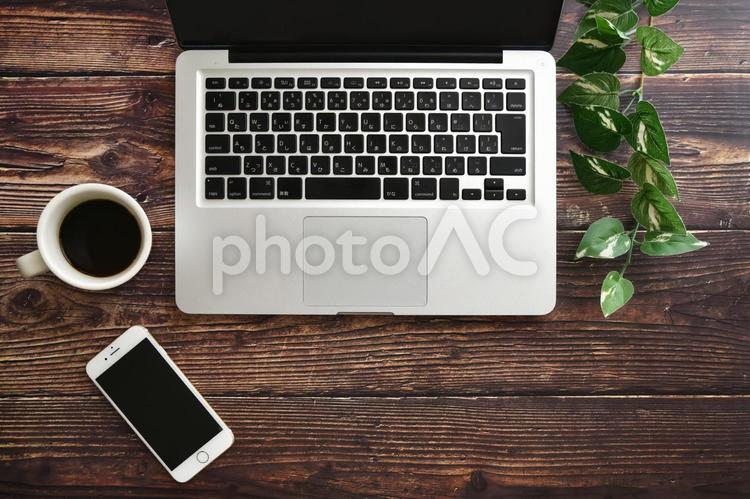 パソコンのデスク　イメージ ビジネス,スマホ,スマートフォンの写真素材