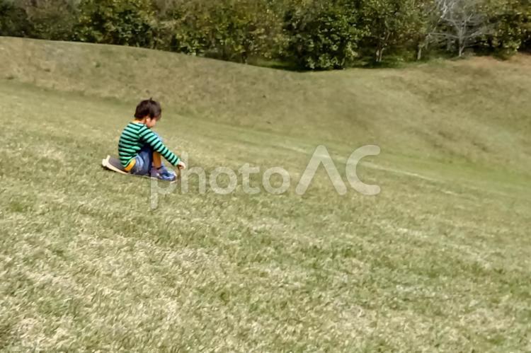 ※＜素材＞公園の芝生で草スキーをする少年 子供,男性,人物の写真素材