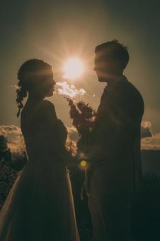 シルエット 結婚,結婚式,夫婦の写真素材