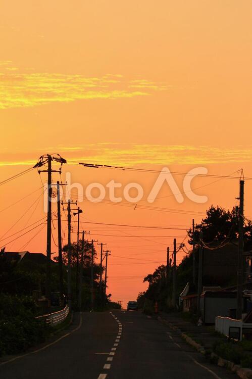 夕暮れの道 日暮れ,シルエットで映す,旅の写真素材