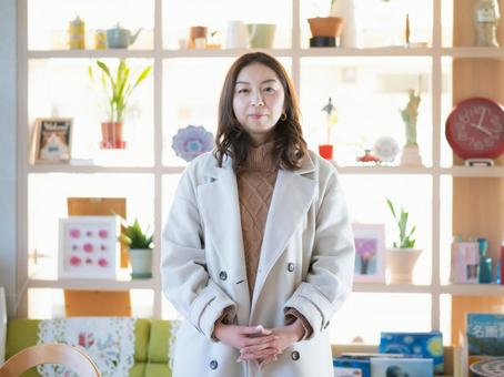 22：こちらを見つめる女性 女性,女の子,人物の写真素材