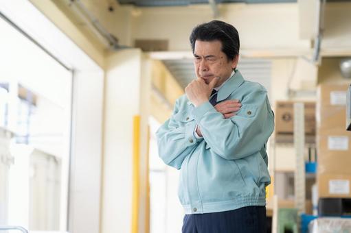 倉庫で働くシニアの男性作業員 倉庫で働くシニアの男性作業員 倉庫,工場,配達の写真素材