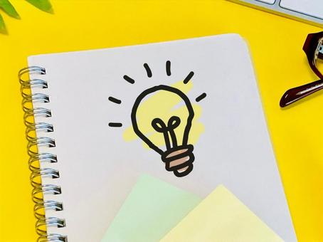 豆電球の手書きの絵が描かれたノート 豆電球の手書きの絵が描かれたノート 豆電球,アイデア,ひらめきの写真素材