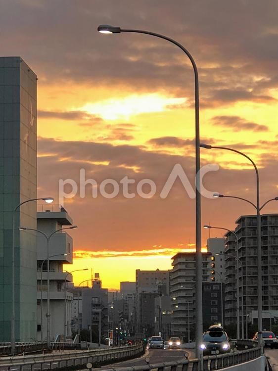 夕暮れの街 風景,空,雲の写真素材