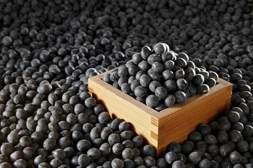 升からあふれる黒豆 イメージ 升からあふれる黒豆 イメージ 黒大豆,枡,一合升の写真素材