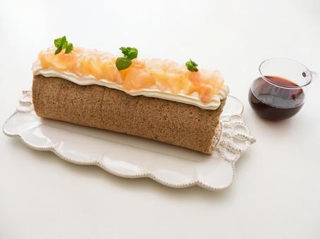 桃のロールケーキ、ハーブ、コーヒー 桃のロールケーキ、ハーブ、コーヒー 桃,ロールケーキ,ブラックコーヒーの写真素材