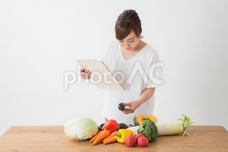 野菜と女性 ナス,栄養士,管理栄養士の写真素材
