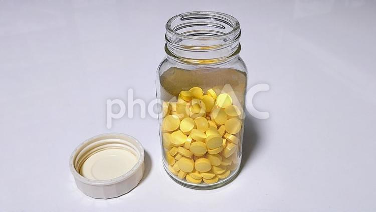 フタが開いてる薬が入った瓶 薬,くすり,錠剤の写真素材