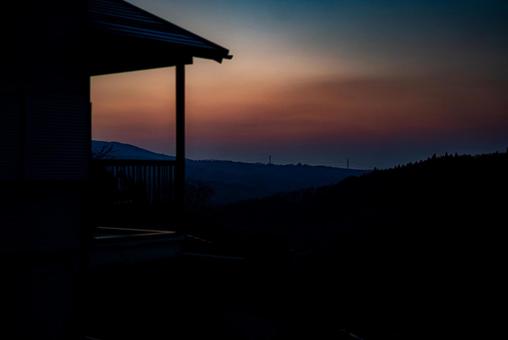 茜空と山並みのシルエット 自然,風景,夕暮れの写真素材