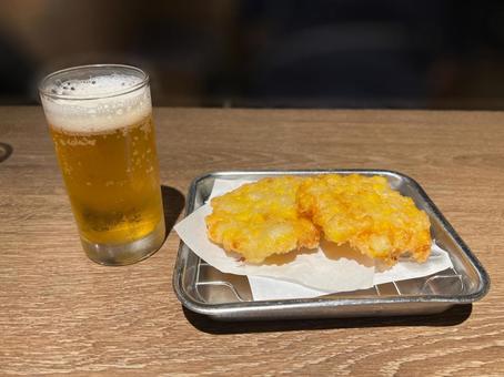コーンの天ぷらとビール コーンの天ぷらとビールの写真