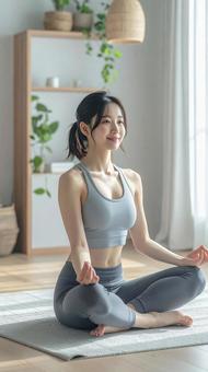 自宅でヨガを楽しむ女性 の写真