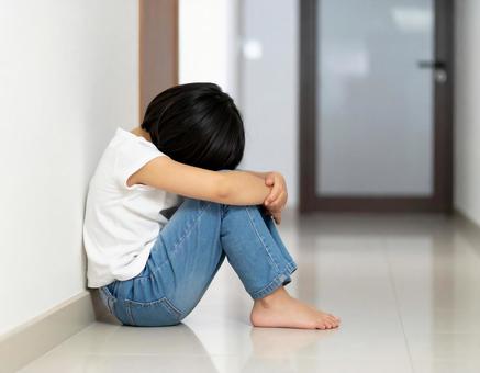 不登校に悩む女の子廊下で一人うずくまる姿 不登校に悩む女の子廊下で一人うずくまる姿の写真