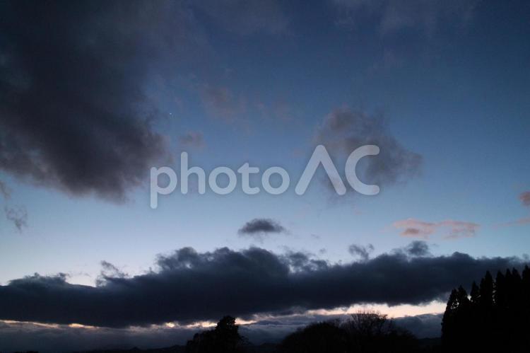 ２０２５０２２０　定時退社の空　２ 空,夕方,雲の写真素材