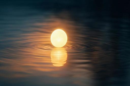A shining sphere of light floating on the surface of still water, water surface, sphere, light, JPG