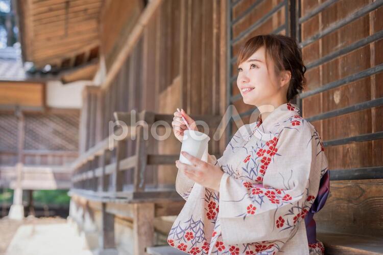 かき氷を食べる浴衣姿の女性 かき氷,夏,浴衣の写真素材