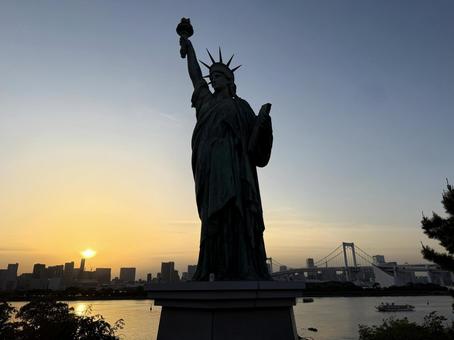 夕暮れのお台場 自由の女神像 夕暮れのお台場 自由の女神像 東京,お台場,東京湾の写真素材