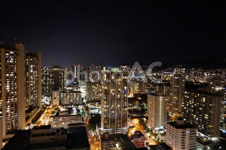 ホテルからのワイキキの夜景 ハワイ,夜景,街並みの写真素材