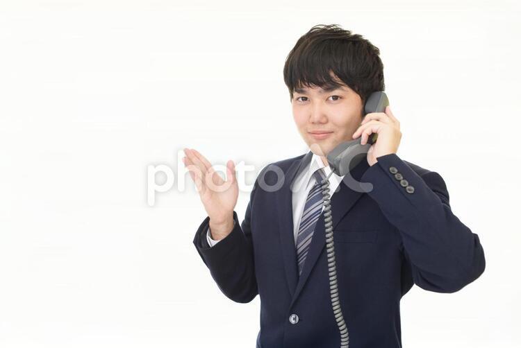 案内する笑顔のビジネスマン 男性,ビジネスマン,男の写真素材