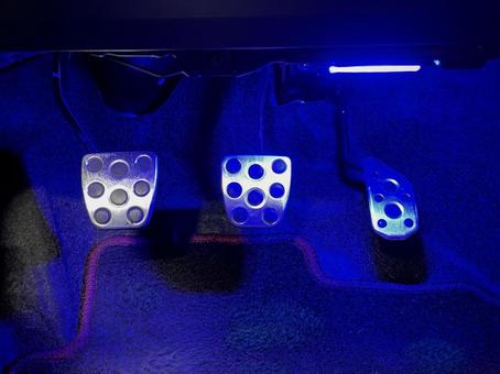 マニュアル車のペダル マニュアル車のペダルの写真