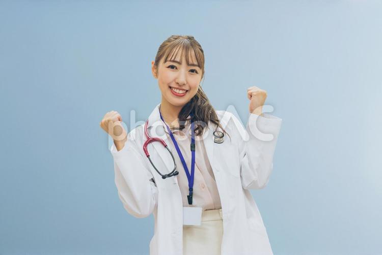 ガッツポーズをする医療スタッフの女性 女性,ビジネス,人物の写真素材
