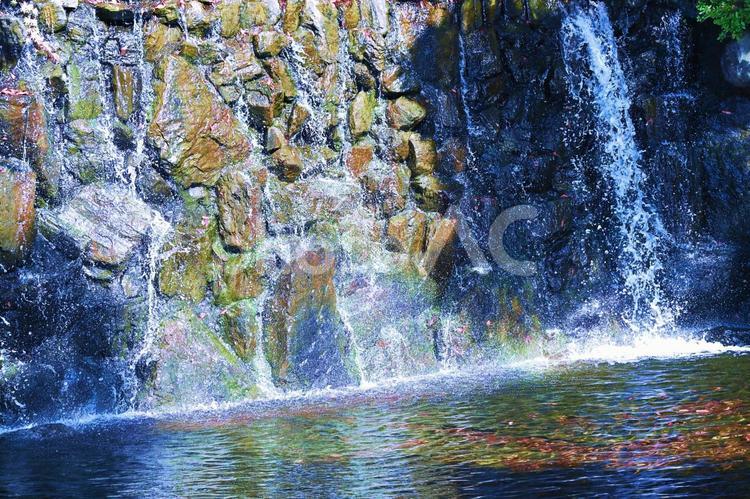 滝が流れ落ちる岸壁 滝,流れ,しぶきの写真素材