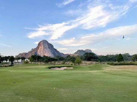 大仏壁画カオシーチャンの見えるゴルフ場 ゴルフ,ゴルフ場,タイの写真素材