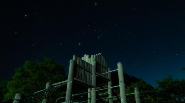 星空の下のアスレチック 公園,アスレチック,星夜の写真素材