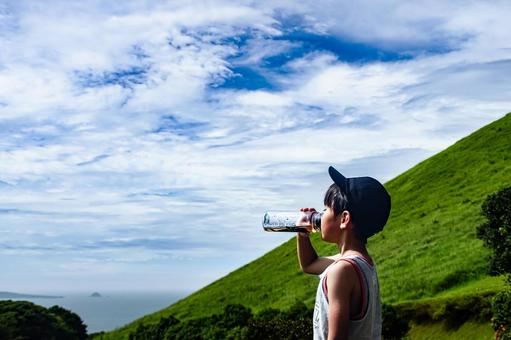 ＜素材＞公園遊び中に水筒のお茶を飲む少年 子供,男性,人物の写真素材