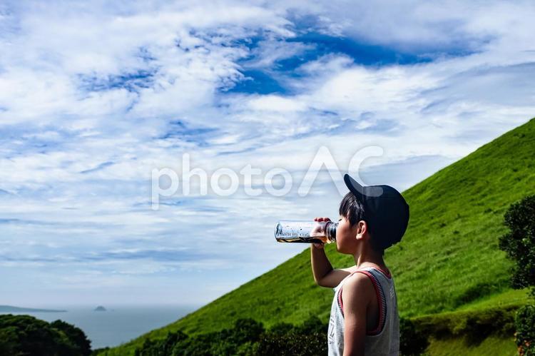 ＜素材＞公園遊び中に水筒のお茶を飲む少年 子供,男性,人物の写真素材