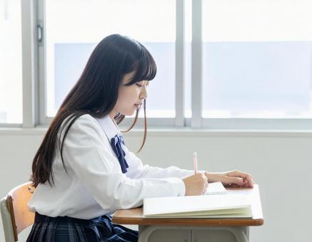 教室で勉強する女子生徒のイメージ 教室で勉強する女子生徒のイメージの写真