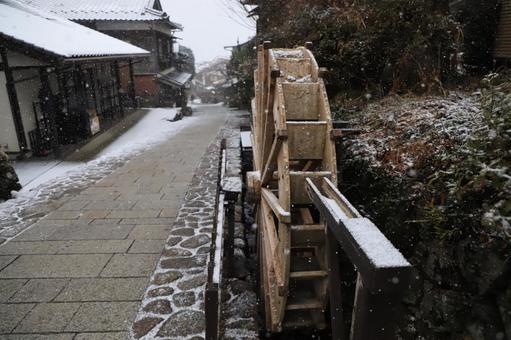 雪の日の水車 雪の日の水車の写真