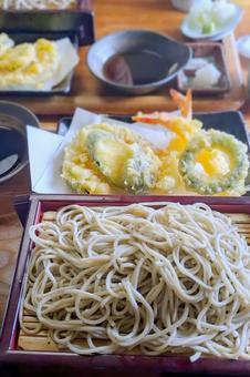 ざる蕎麦と天ぷら 縦 ざる蕎麦と天ぷら 縦の写真