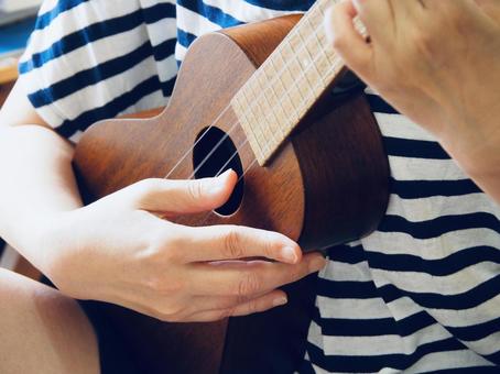 ウクレレを演奏する女性 ウクレレを演奏する女性 ウクレレ,楽器,音楽の写真素材