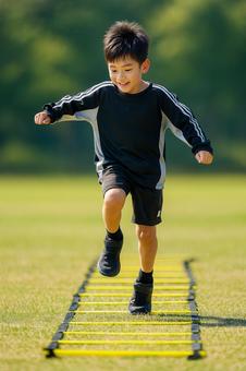 公園でかけっこの練習をして走る子供 公園でかけっこの練習をして走る子供の写真