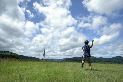 <素材>公園でキャッチボールをする男の子 <素材>公園でキャッチボールをする男の子 子供,男性,人物の写真素材