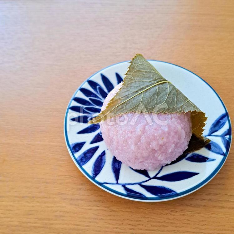 テーブルの上にある皿の上の桜餅 桜餅,食べ物,和菓子の写真素材