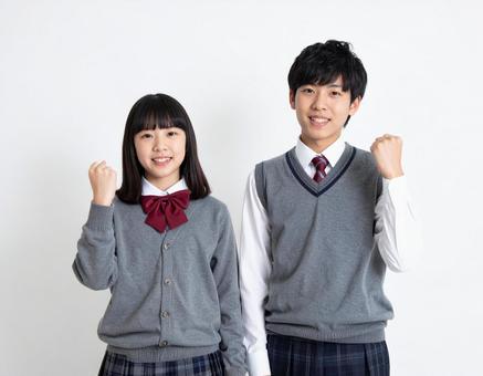 ガッツポーズする男子生徒と女子生徒 ガッツポーズする男子生徒と女子生徒の写真