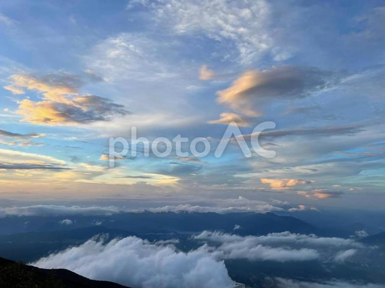夕焼け空と雲の美しいコントラスト 夕暮れ,空,雲の写真素材
