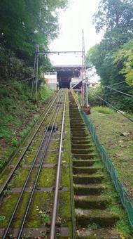 ケーブルカーの道半ば ケーブルカーの道半ば 鉄道,ケーブルカー,鋼索の写真素材