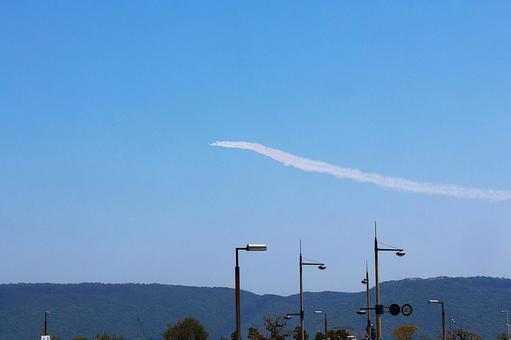 ４月下旬の屋島上空のブルーインパルス ブルーインパルス,航空自衛隊,航空機の写真素材