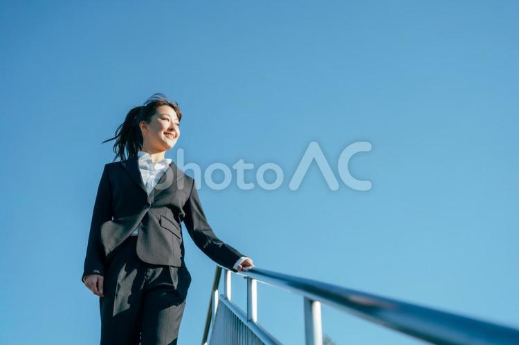 青空とビジネスウーマン（横顔） ビジネス,空,ビジネスウーマンの写真素材