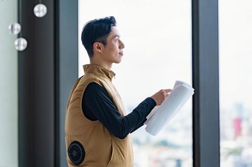 設計図を持って作業を確認するプロ 設計図を持って作業を確認するプロ インテリア,室内,点検の写真素材